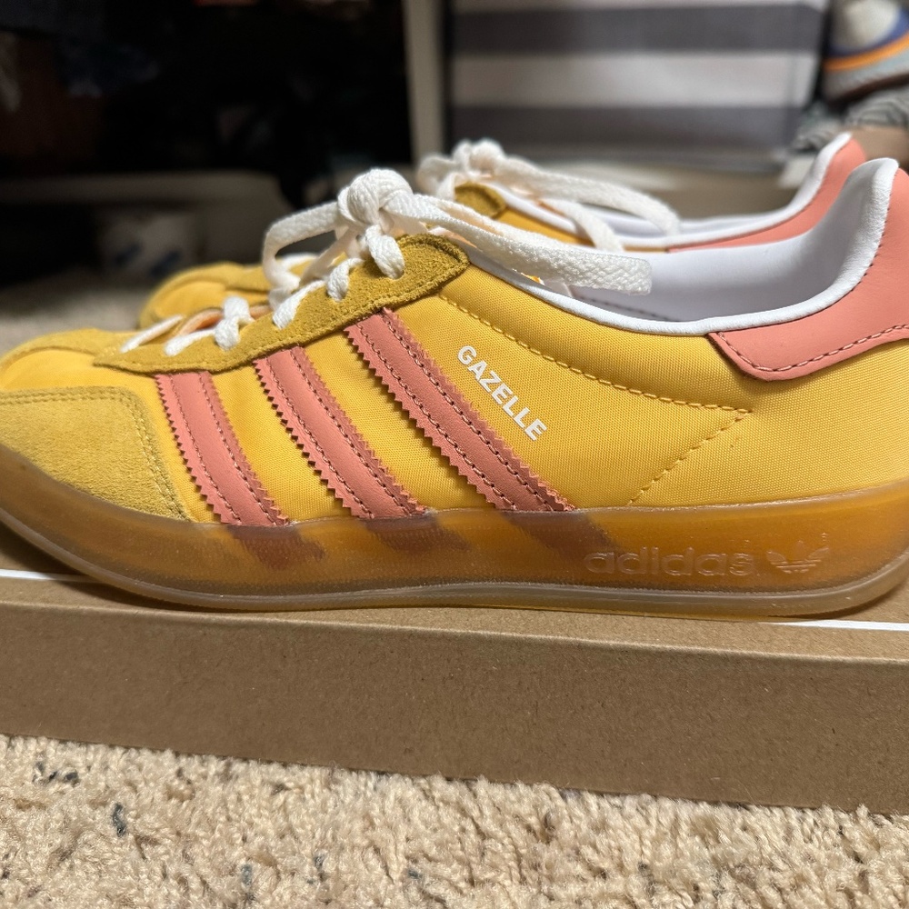 ADIDAS ORIGINALS GAZELLE- NEW - SIZE US 6